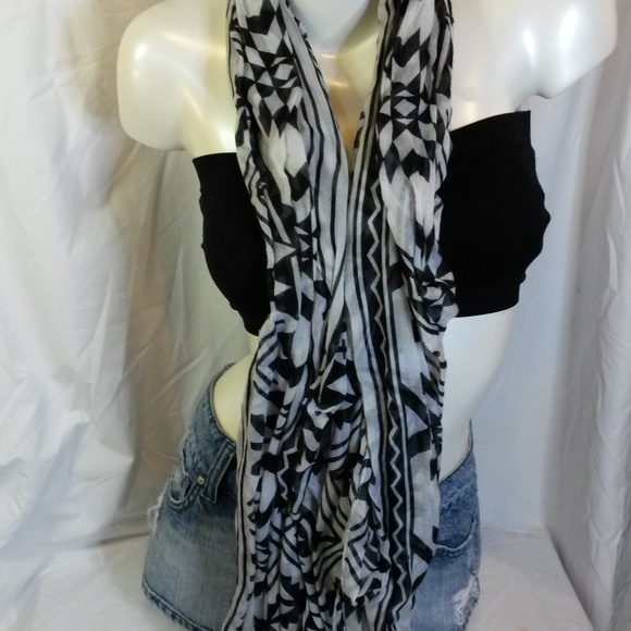 Charlotte Russe Infinity Scarf - Picture 3 of 4